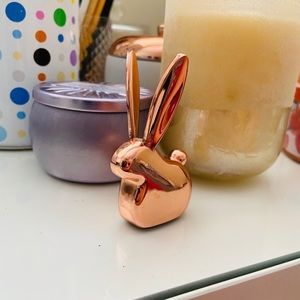 Umbra bunny ring holder in rose gold
